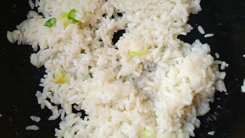 鲜虾咖喱焗饭,锅里入油放入葱花炒香，接着放入米饭翻炒