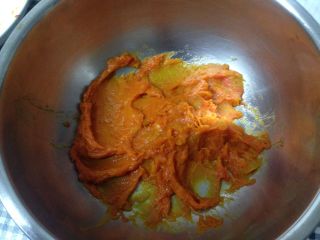 萌萌哒——南瓜豆沙包,南瓜切片放入微波炉，高火8分钟，取出用勺子碾成泥状