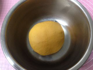 萌萌哒——南瓜豆沙包,和成光滑的面团（不要太软，以免不好成型）饧发至1.5倍大