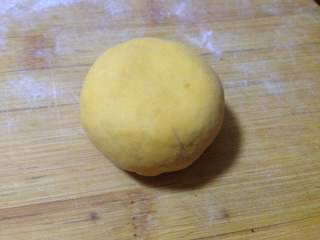 萌萌哒——南瓜豆沙包,擀成四边薄、中间厚的圆片，加入适量豆馅