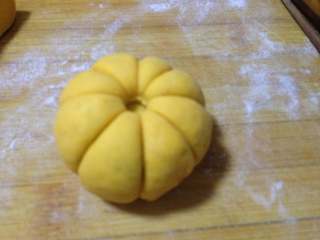 萌萌哒——南瓜豆沙包,在南瓜包的顶部用筷子头压出一个小坑