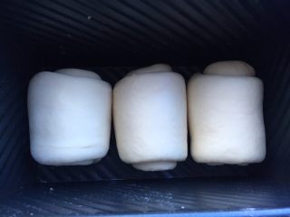 奶酪系列之：奶酪酸奶吐司,分别卷起来码在吐司盒里