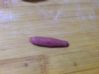 萌萌哒——南瓜豆沙包,取适量红色面团（约3-4克）搓成小条