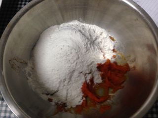 萌萌哒——南瓜豆沙包,加入面粉250克、酵母3克、白糖20克和适量温水