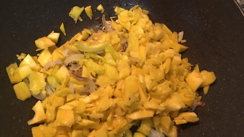 海鲜南瓜浓汤盅,原锅倒入适量橄榄油，炒香洋葱；