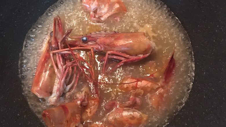 海鲜南瓜浓汤盅,锅烧热，倒入适量橄榄油，下虾头和虾壳炒香。