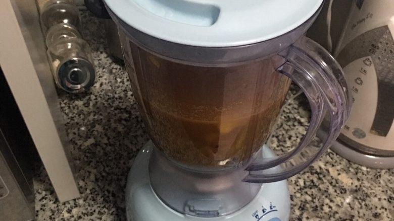 海鲜南瓜浓汤盅,将南瓜汤倒入果汁机中打匀。