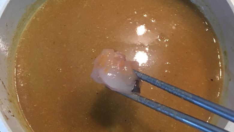 海鲜南瓜浓汤盅,接着放入虾肉；