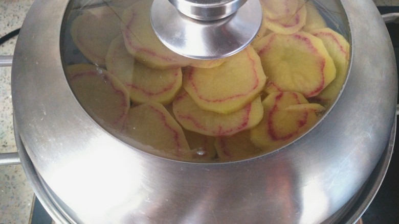 笑脸土豆饼,将土豆片放入蒸锅蒸熟，大概25分钟左右