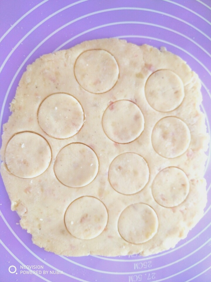 笑脸土豆饼,将土豆面团擀成饼状，用圆形模具压出圆形