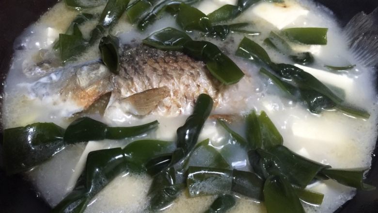 鲫鱼炖豆腐,继续放入海带结炖煮10～15分钟，汤汁会变成乳白色