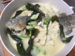 鲫鱼炖豆腐,一碗乳白的豆腐鱼汤就可以出锅了
