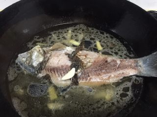 鲫鱼炖豆腐,加入没过鱼背的清水炖煮