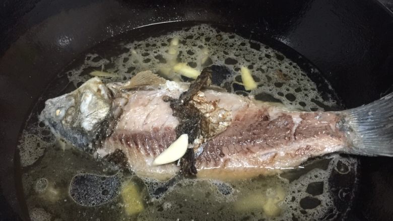 鲫鱼炖豆腐,加入没过鱼背的清水炖煮