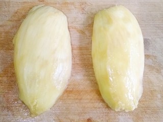 泰式芒果糯米饭,芒果洗净，去皮后对切去核。
