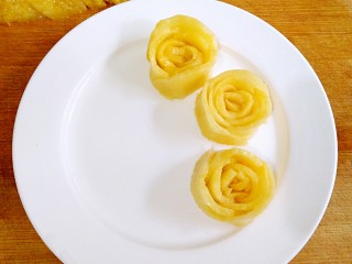 泰式芒果糯米饭,将芒果片一层一层卷做成玫瑰花造型摆盘。