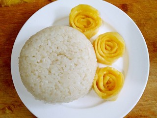 泰式芒果糯米饭,将蒸好糯米饭盛碗倒扣在盘中。