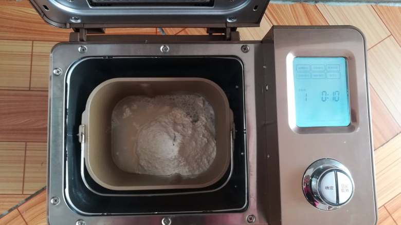 梅干菜烧饼,面粉，水放入面包机，启动和面功能十分钟