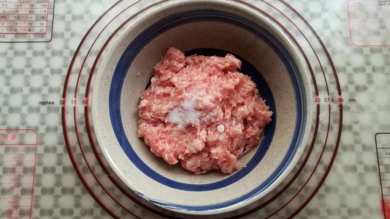 梅干菜烧饼,绞好的猪肉加入适量的盐