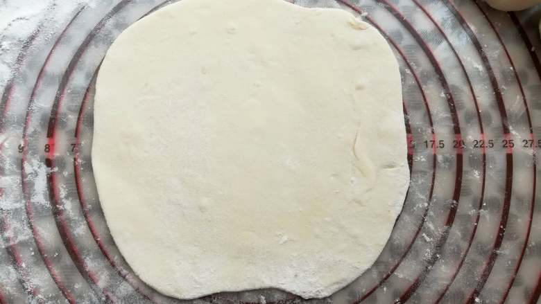梅干菜烧饼,取一个面团擀成圆的薄片