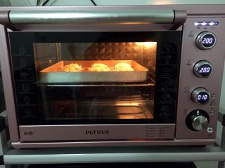 饺子皮披萨,放入预热好的烤箱，上下火200度，中层10分钟