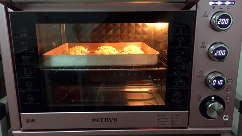 饺子皮披萨,放入预热好的烤箱，上下火200度，中层10分钟