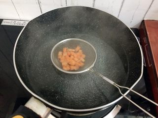 饺子皮披萨,锅中烧开水放入胡萝卜粒焯熟后沥干水分备用
