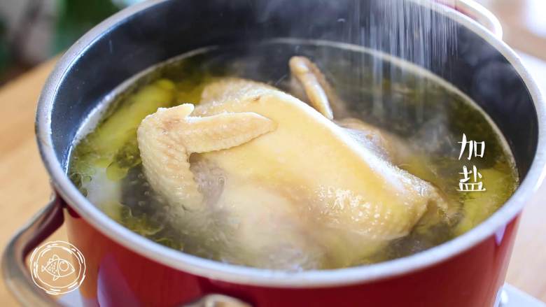 12m+葱油鸡（宝宝辅食）,煮开后，加少量盐~关火焖10分钟即可出锅~