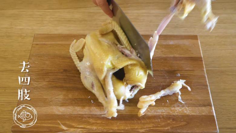 12m+葱油鸡（宝宝辅食）,鸡身切块~
tips：前面说了，再强调一下哈，给小宝宝撕碎吃即可~