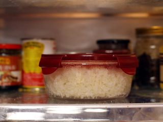 五彩斑斓菠萝饭,蒸熟的糯米待凉后放入冰箱冷藏3小时，用经过冷藏的米饭炒至的菠萝饭会粒粒分明。