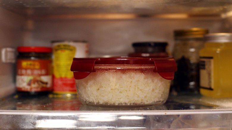 五彩斑斓菠萝饭,蒸熟的糯米待凉后放入冰箱冷藏3小时，用经过冷藏的米饭炒至的<a style='color:red;display:inline-block;' href='/shicai/ 597'>菠萝</a>饭会粒粒分明。