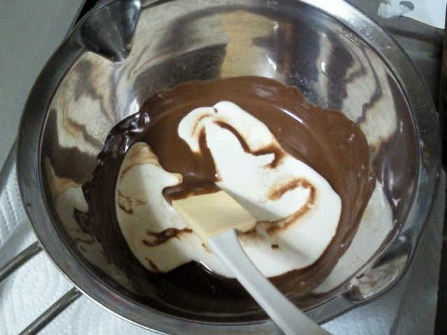 巧克力夹心雪球饼干,现在我们来制作巧克力甘纳许。
巧克力和淡奶油混合隔水加热至巧克力融化