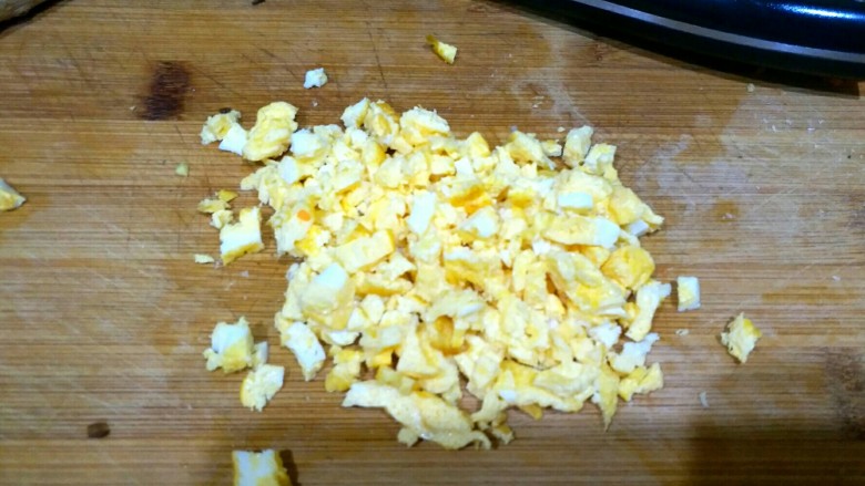 白玉琉璃汤,鸡蛋煎好后，切成小丁。