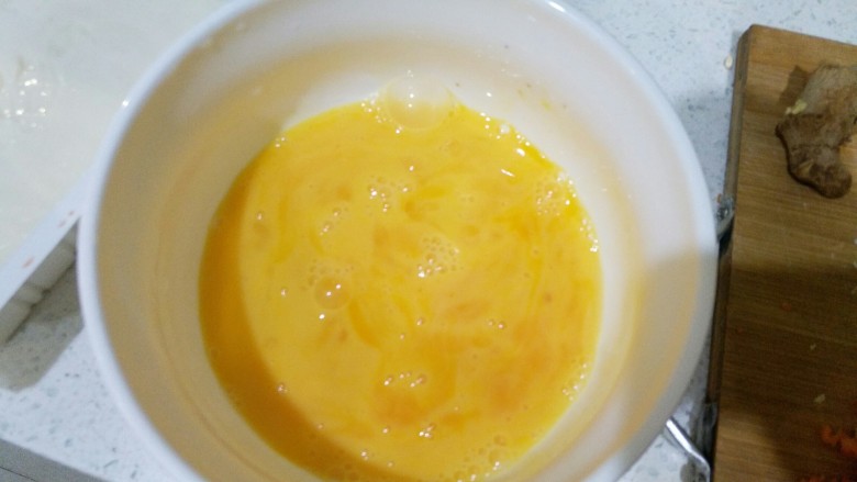 白玉琉璃汤,鸡蛋加4滴料酒，打碎。