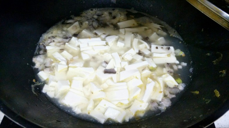 白玉琉璃汤,加入内脂豆腐。中火煮2分钟。
