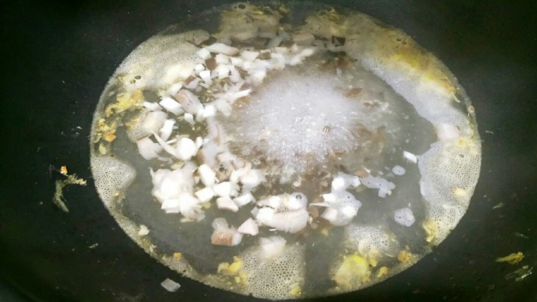 白玉琉璃汤,加入平菇和木耳，小火煮2分钟。