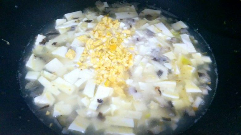 白玉琉璃汤,加入鸡蛋。