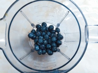 鲜草莓，蓝莓溶豆,然后把浸泡好的蓝莓捞出来沥干水份！放入搅拌机打成蓝莓泥！