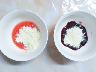 鲜草莓，蓝莓溶豆,把奶粉分成两半，一半倒入草莓泥，一半倒入蓝莓泥里，这个步骤也可以不要，等蛋白打发好了，把所有材料直接放入蛋白里搅拌也是一样的！因为蓝莓提前拌了奶粉会出水！