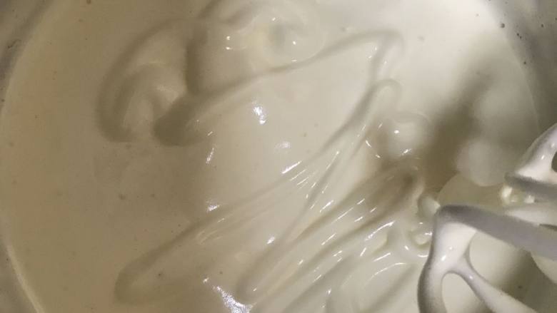 紫薯泥纸杯蛋糕,一直打发到，拎起打蛋器低落的液体能画出纹路，并且不会轻易消失就可以了