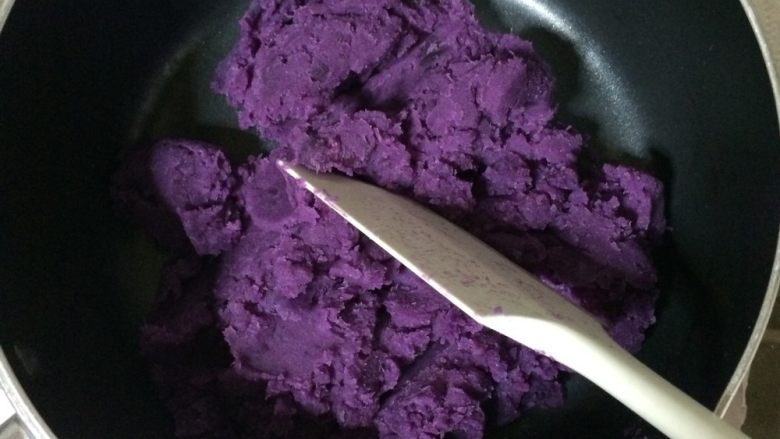 紫薯泥纸杯蛋糕,煮到软烂，能轻易压碎的程度，把多余的水份沥干。