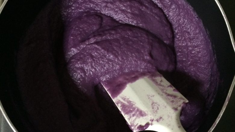紫薯泥纸杯蛋糕,过筛好的紫薯泥，重新倒入锅中，一直炒至浓稠有纹路，就是可以裱花的程度。关火放凉后装入裱花袋备用。