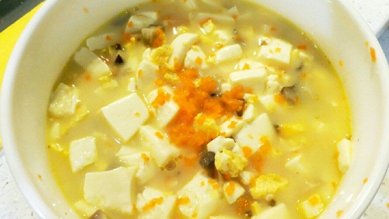 白玉琉璃汤,撒上胡萝卜末。美味而营养的汤羹就做好了。