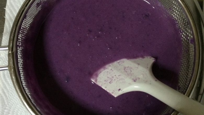 紫薯泥纸杯蛋糕,关火，将紫薯泥过筛一遍。