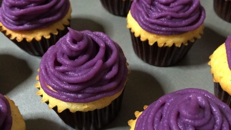 紫薯泥纸杯蛋糕,烤好的蛋糕，取出晾至温热即可，挤上炒好的紫薯泥。
完成~~