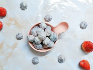 鲜草莓，蓝莓溶豆,我今天这个挤的比较仓促，形状一般啊！没有之前给朋友做的那个原味的好看，主要是这蓝莓的颜色有点深，把草莓色都盖住了！真的是入口即化！外表脆脆的！