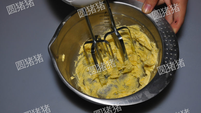 咸香芝士棒,软化黄油用电动打蛋器低速搅打至松散。