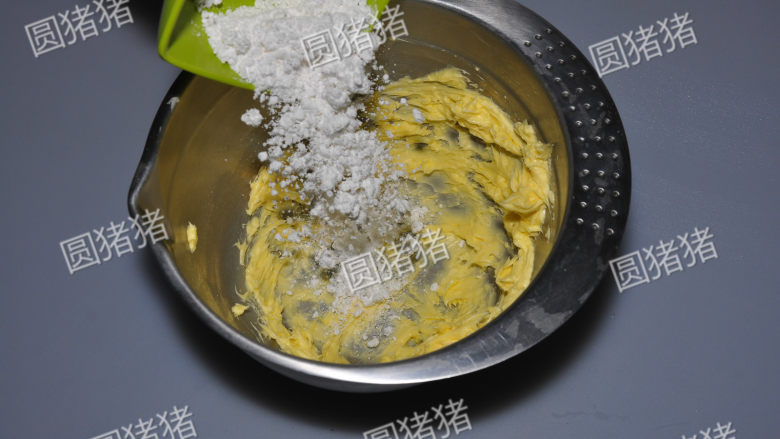 咸香芝士棒,加入糖粉和盐，用电动打蛋器低速搅打均匀。