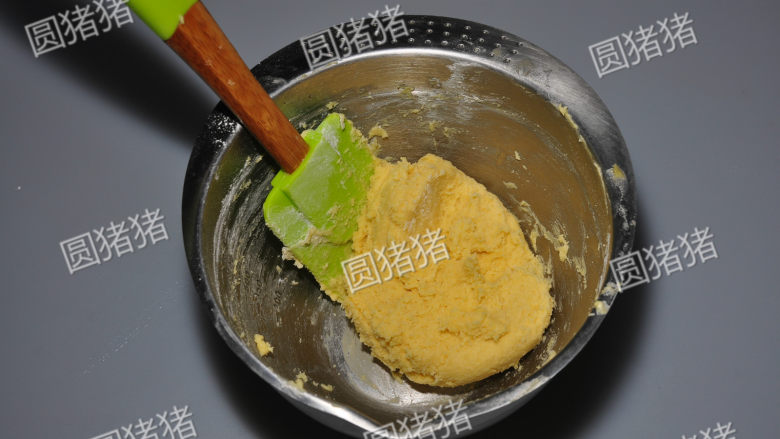 咸香芝士棒,用橡皮刮刀翻拌，直至看不到干粉，成面团状。