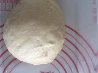 香葱肉松面包卷（65度汤种法）,稍微整形滚圆开始松弛25分钟，因为要擀成烤盘大小，一定要松弛到位不然很容易回缩